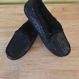  UGG Ansley Moccasin Slipper in a black leopard pattern. SZ 7